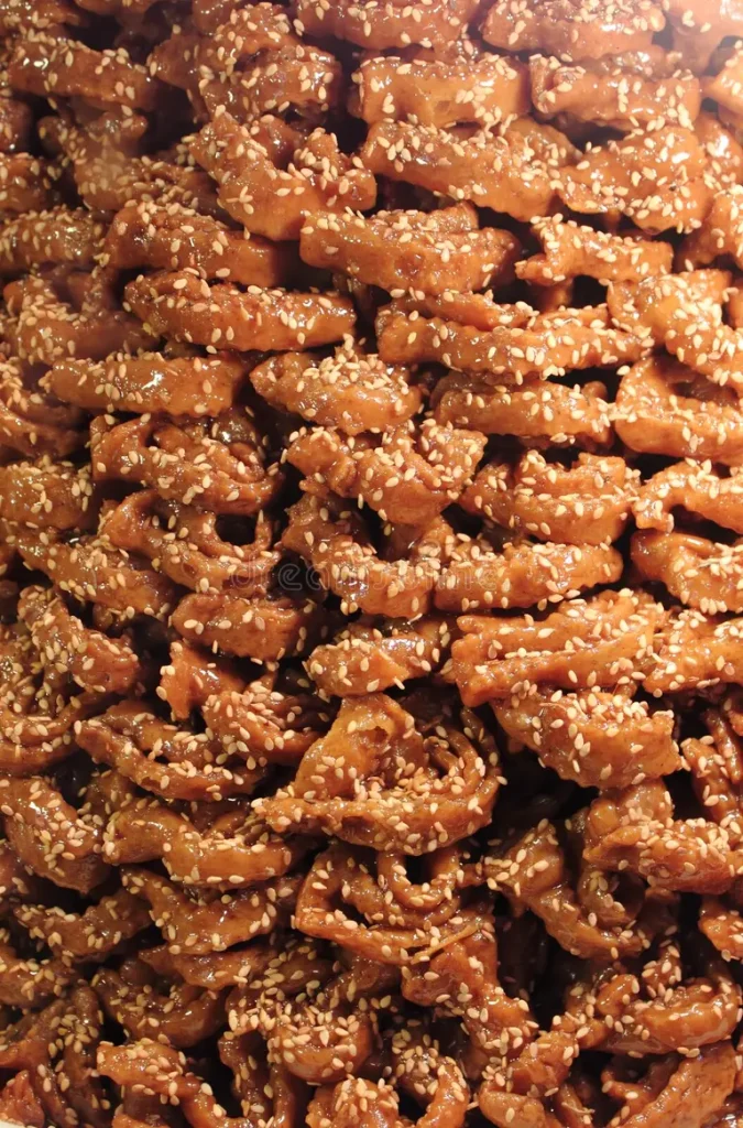 dulces marroquíes tradicionales llamados chebakia llamaron una galleta nutritiva y deliciosa coronada con agua de flores miel 234783746