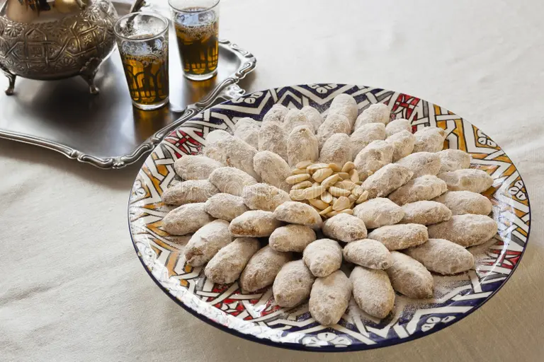 los dulces de almendra son la comida típica marroquí tomada un plato grande lleno almendras marroquíes y galletas mantequilla 164245701