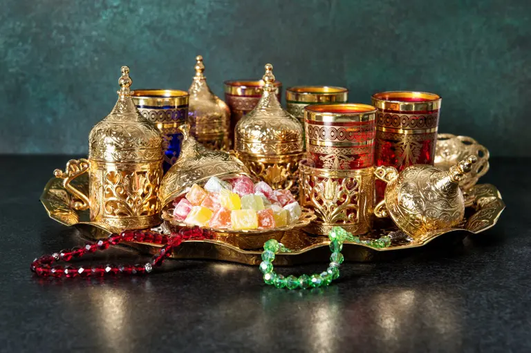 tabla de té festiva que fija el kareem oriental del ramadán de la hospitalidad 92508946