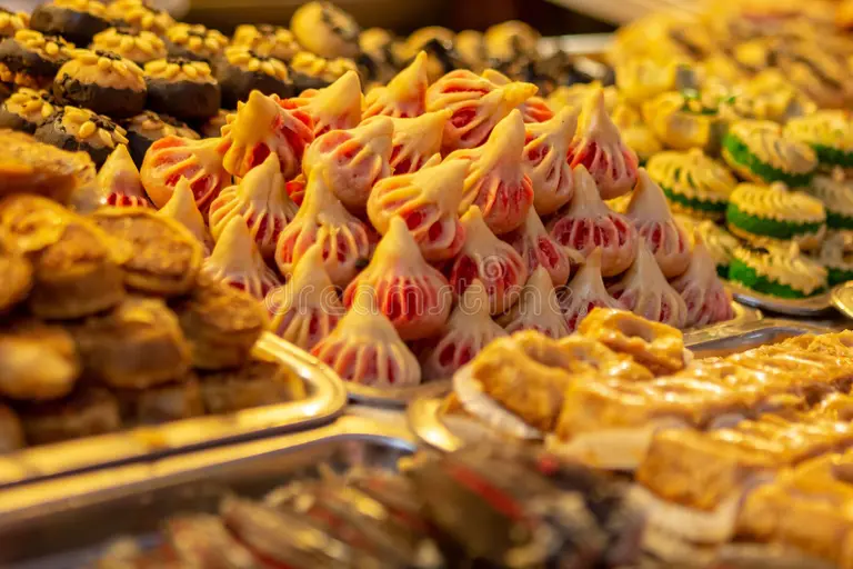 toma selectiva de caramelos tradicionales en un mercado marruecos una 265791026